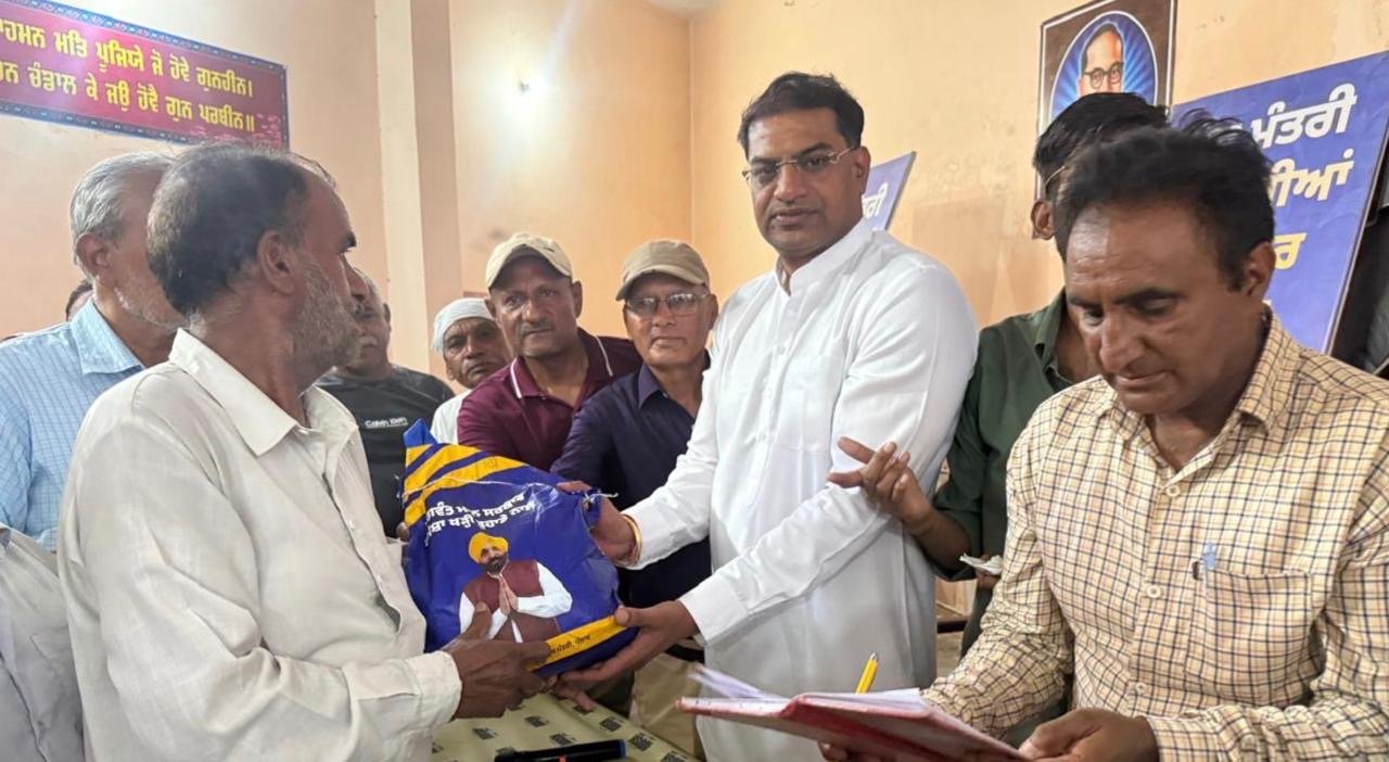अतुल भगत ने मेरी रसोई योजना के अंतर्गत वार्ड नंबर 52 में जरूरतमंद परिवारों को वितरित की राशन किटें