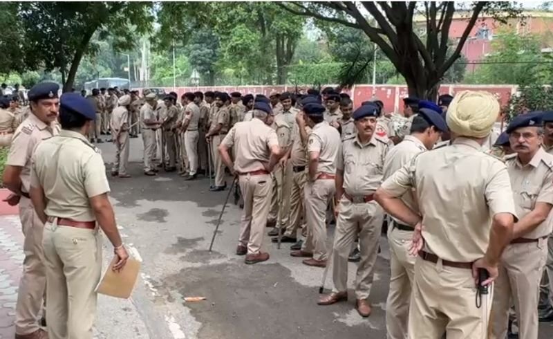 अकाली दल प्रधान सुखबीर बादल होंगे गिरफ्तार! SIT के सामने पेश,मजीठिया चलाकर आएं उनकी गाड़ी