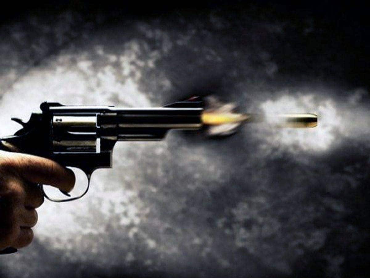 नशा तस्करों ने दो पुलिस मुलाजिमों को मारी गोलियां,रेड करने गए थे