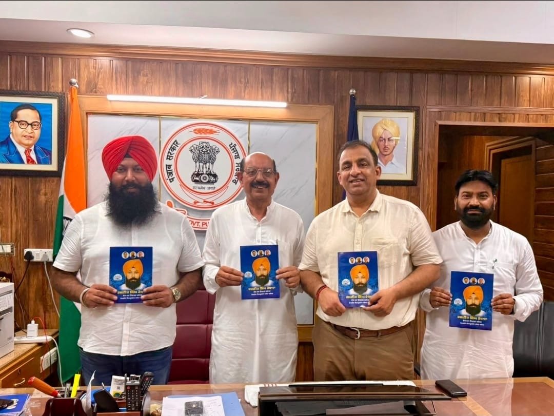 नितिन कोहली के शिक्षा अभियान से प्रेरित होकर इम्प्रूवमेंट ट्रस्ट के चेयरमैन रमनीक सिंह रंधावा ने भी विद्यार्थियों के लिए कॉपियां लॉन्च कीं