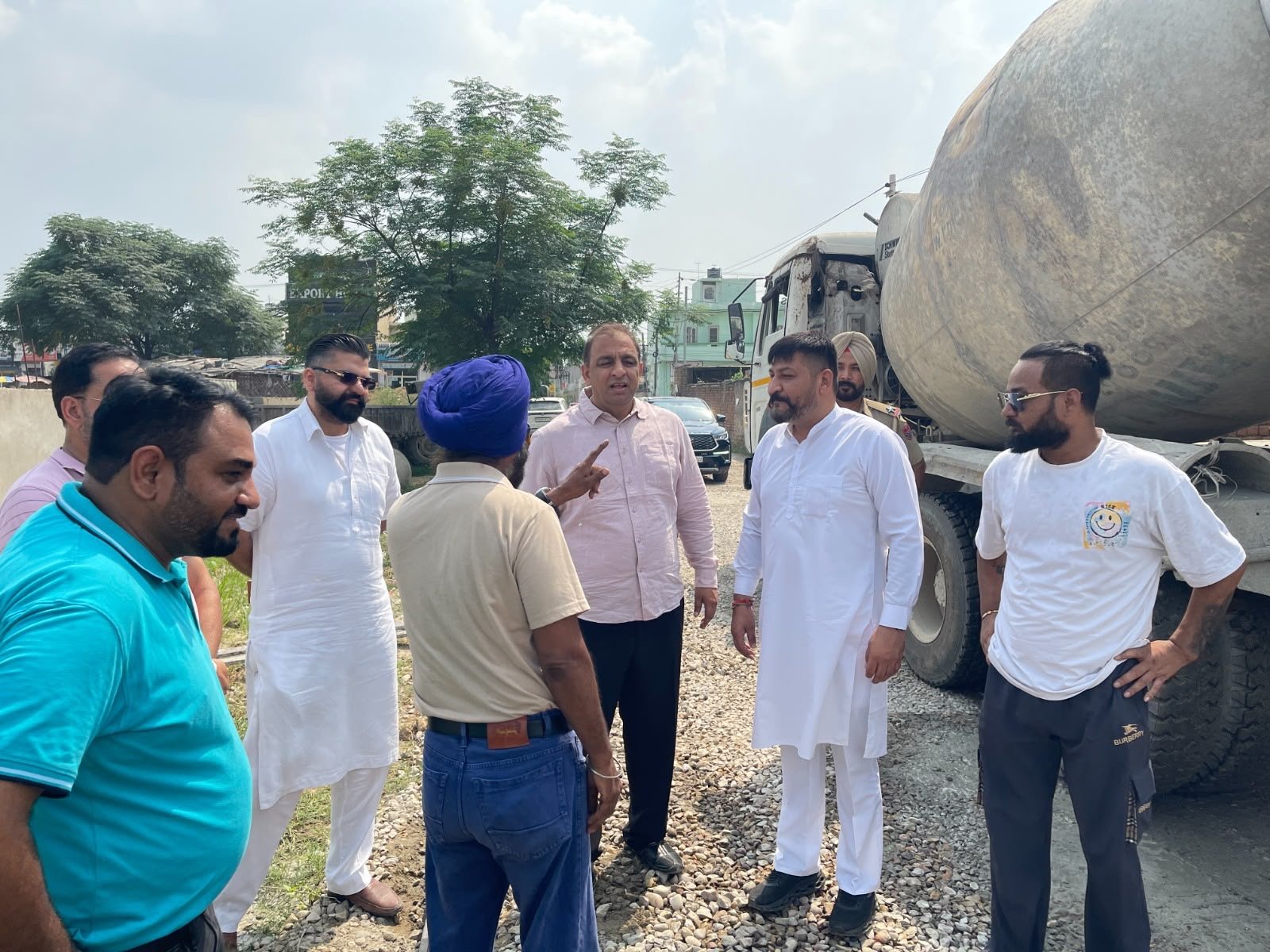नितिन कोहली ने वार्ड नंबर 8, न्यू दशमेश नगर में बन रही नई सड़क के निर्माण कार्य का किया निरीक्षण