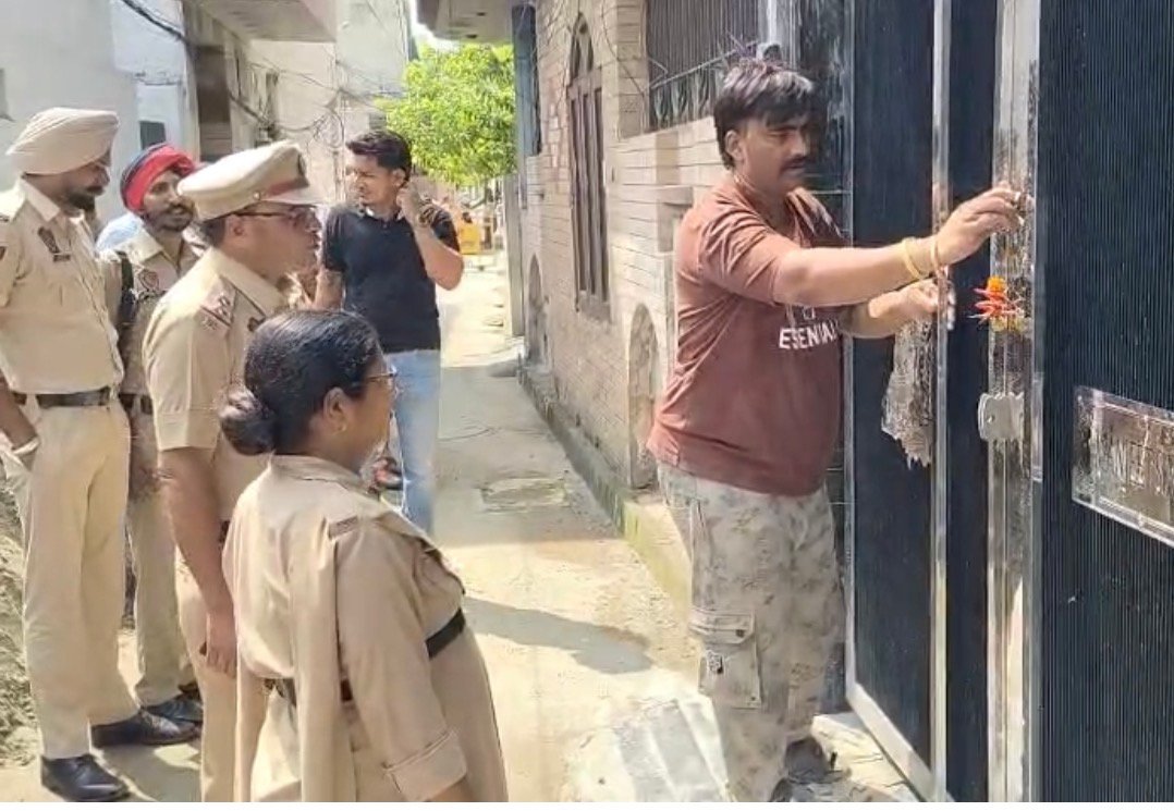 हाल ए जालंधर वेस्ट पुलिस-जिस तस्कर को फरार बता रहे थे वो घर पर सोया मिला,मकान तोड़ने पहुंची थी पुलिस