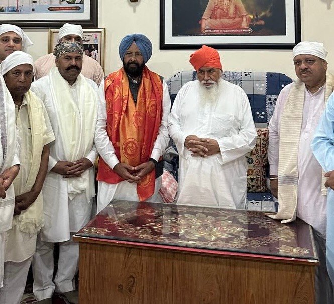 पद्म श्री सम्मान मिलने पर सचखंड डेरा बल्लां के गद्दीनशीन संत निरंजन दास जी महाराज को पंजाब भाजपा प्रधान केवल सिंह ढिल्लों, पूर्व सांसद सुशील कुमार रिंकू, एवं वरिष्ठ भाजपा नेताओं ने दी हार्दिक बधाई