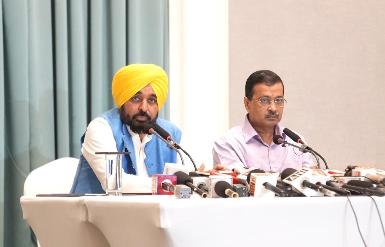 केजरीवाल ने पेट्रोल पंप-सर्विस स्टेशन पर जाकर सरकार के ई-20 पर सफेद झूठ को किया उजागर
