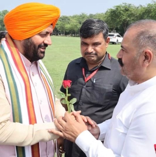 पूर्व सांसद सुशील कुमार रिंकू ने हरियाणा के माननीय मुख्यमंत्री श्री नायब सिंह सैनी का जालंधर आगमन पर हेलिपैड पर किया स्वागत