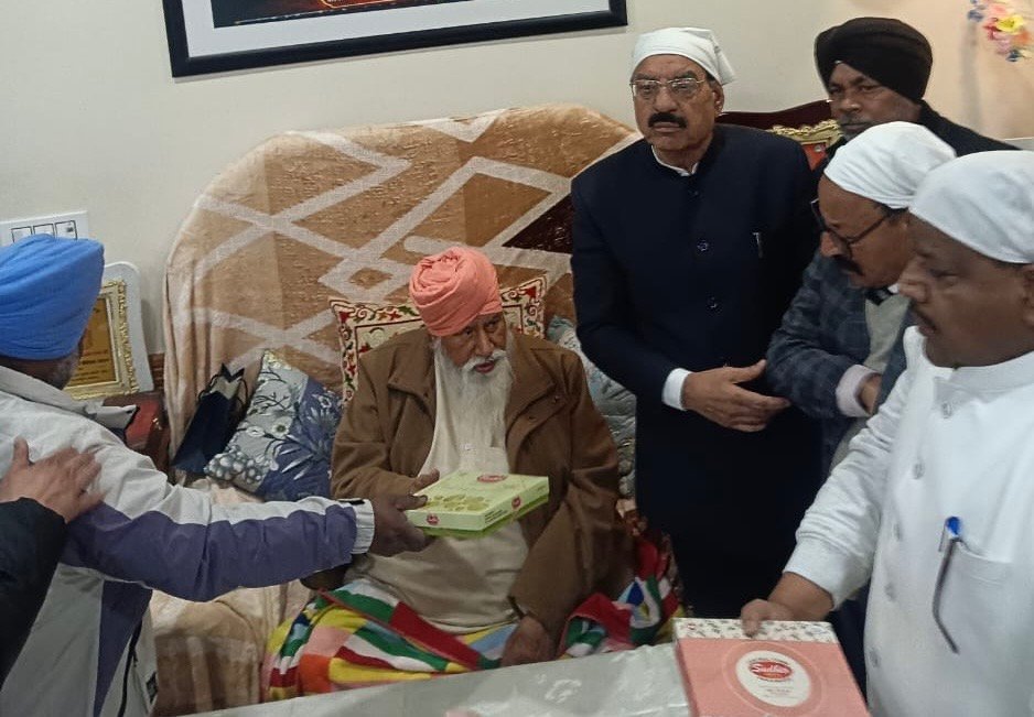 डेरा सचखंड बल्लां में गद्दीनशीन संत श्री निरंजन दास जी महाराज को कैबिनेट मंत्री मोहिंदर भगत ने दी जन्मदिन की बधाई, लिया आशीर्वाद