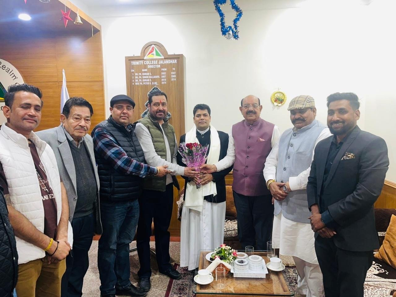 केबिनेट मंत्री मोहिंदर भगत ने क्रिसमस पर फादर पीटर को किया सम्मानित