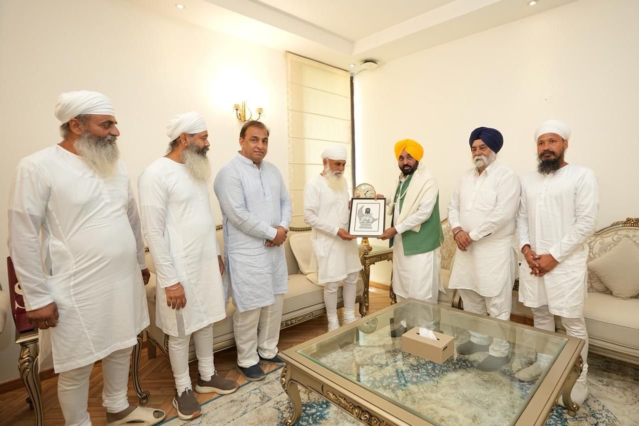 सतगुरु उदय सिंह जी के साथ पंजाब के मुख्यमंत्री भगवंत सिंह मान से मिलने पहुंचे नितिन कोहली