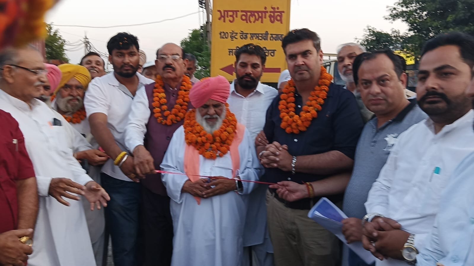 संत गुरदीप गिरी जी महाराज, केबिनेट मंत्री मोहिंदर भगत तथा मेयर विनीत धीर द्वारा 120 फुट्टी रोड स्थित माता कलसां जी चौक का भव्य उद्घाटन