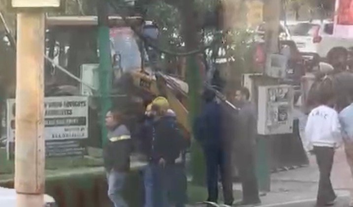 नाजायज बनी जालंधर की मशहूर स्वीट शाप को तोड़ने पहुँची निगम टीम ओर पुलिस