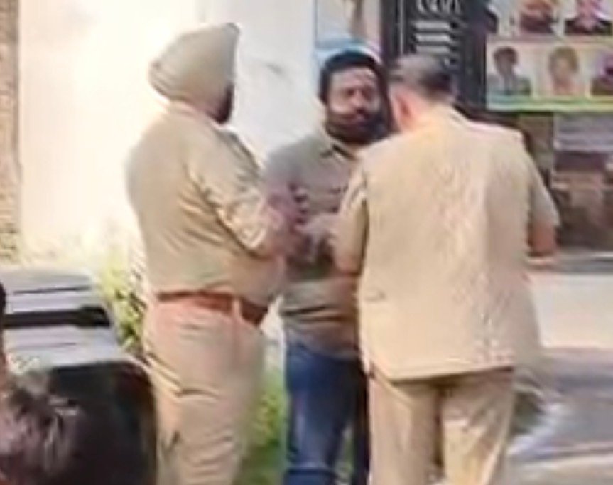 जालंधर पुलिस का कमाल-कत्ल मामले में पूर्व पार्षद रोहन सहगल को बताया फरार, तो वहीं खड़ा रहा पुलिस अधिकारियों के साथ