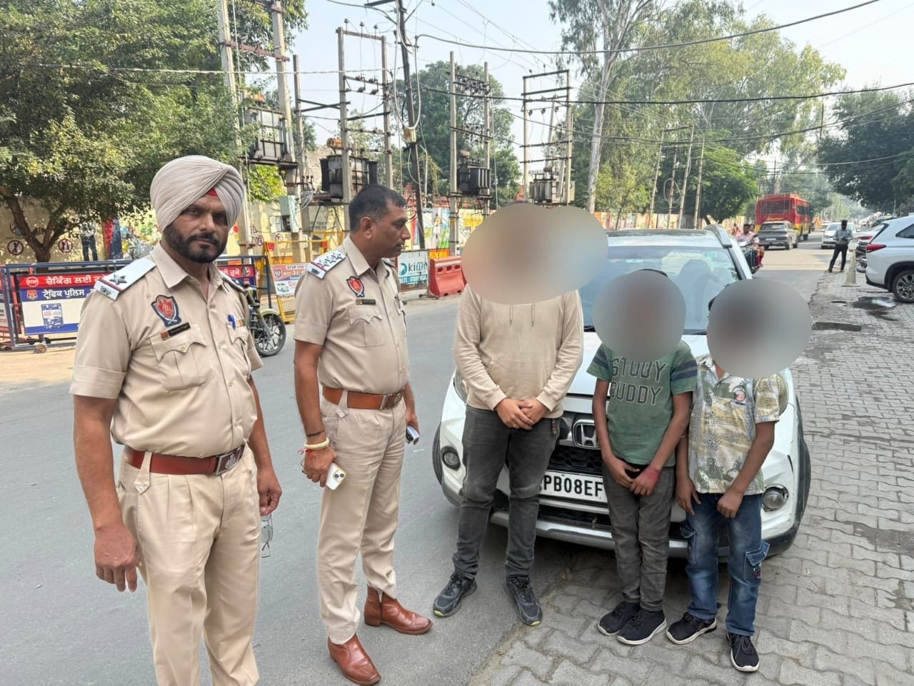 SUNROOF खोलकर बच्चों को बाहर निकाल चलाई हाईवे पर कार,जालंधर पुलिस ने लिया ये एक्शन