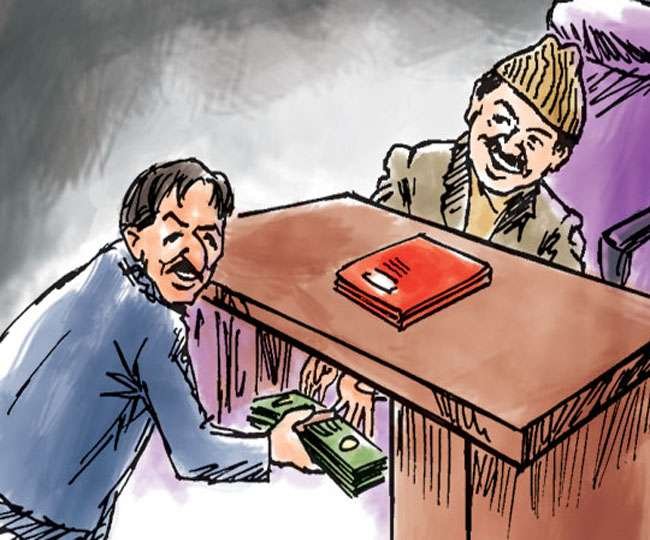 पुलिस इंस्पेक्टर के नाम पर 5 लाख रूपए रिश्वत लेते गिरफ्तार