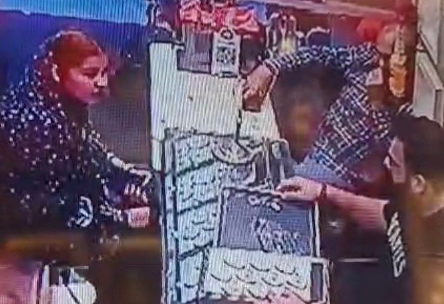 शापिंग करने आई महिला ने सोना चुराकर सैंडल में छिपाया,सीसीटीवी में क़ैद