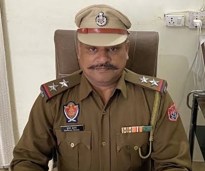 पंजाब पुलिस इंस्पेक्टर भूषण को नही कर पाई सीधा,तो इस गैंगस्टर ने कहा इसे मैं सीधा करूँगा