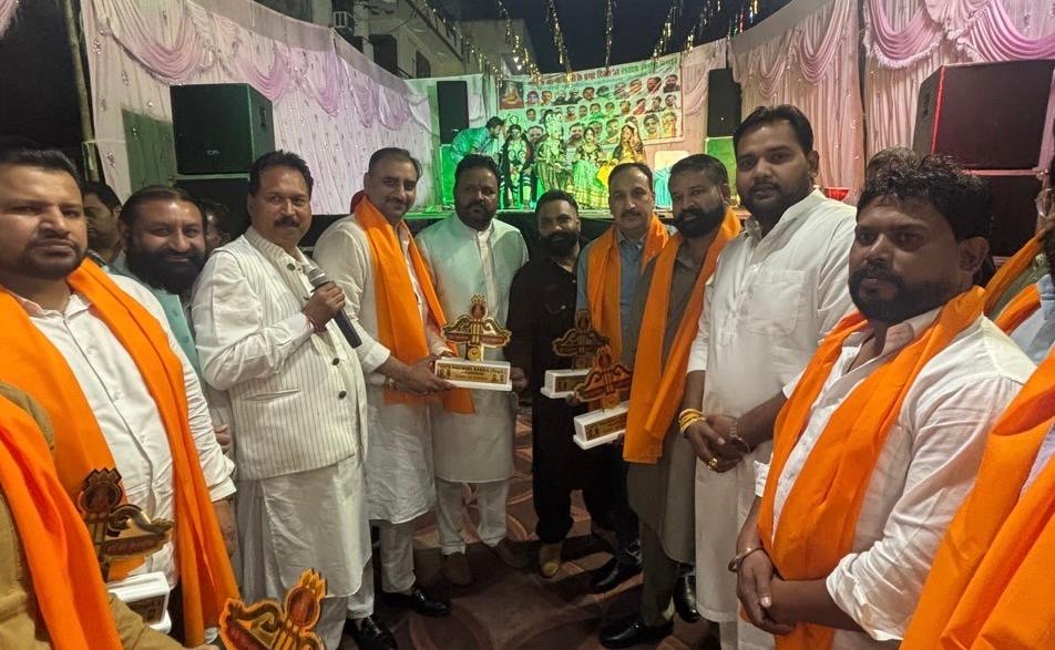 भगवान वाल्मिकी के जन्म उत्सव के कार्यक्रम में मेयर विनीत धीर के OSD सुमित उप्पल को किया सम्मानित