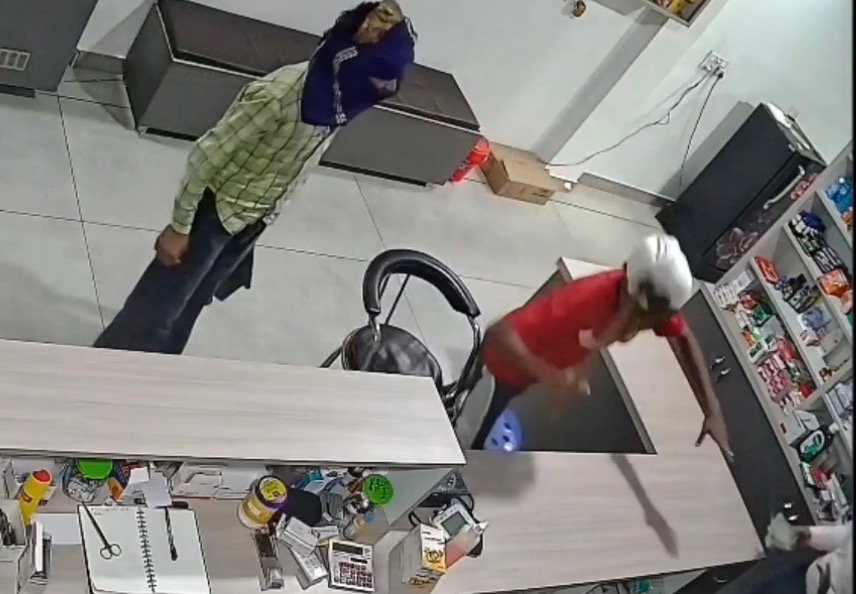 दवाई के बहाने लुटेरे घुसे मेडिकल शाप में,दुकानदार पर हमला कर लूट कैमरे में क़ैद