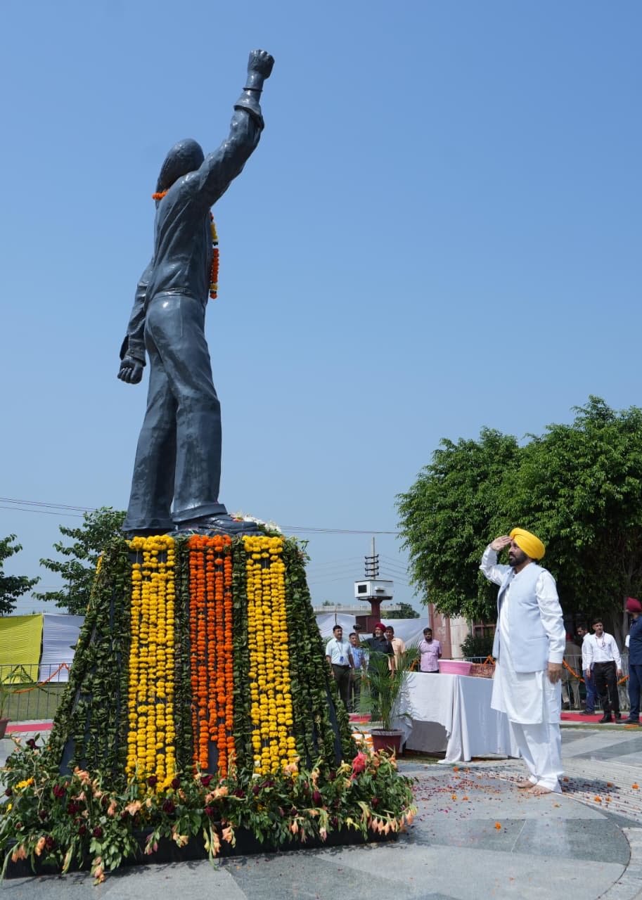 मुख्यमंत्री द्वारा खटकड़ कलां में शहीद-ए-आज़म भगत सिंह को श्रद्धा के फूल अर्पित, खटकड़ कलां में स्थापित 100 फीट ऊँचा तिरंगा झंडा लोगों को समर्पित किया