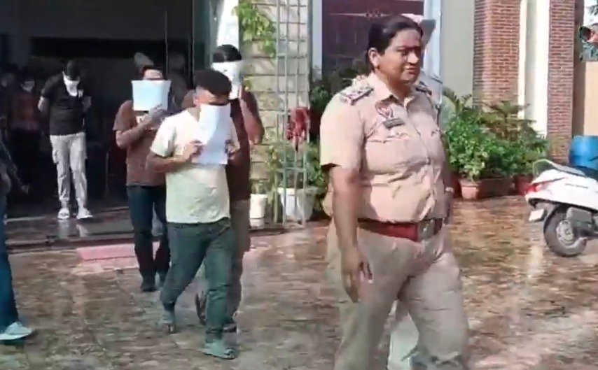 फगवाड़ा-पलाही रोड पर पुलिस की रेड में पकड़े इतने आरोपी कि मँगवानी पड़ी बस
