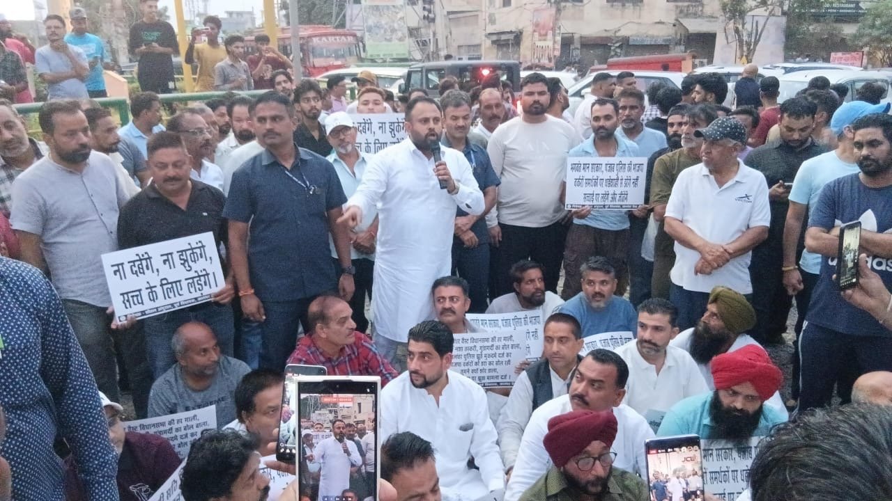 EX-MLA शीतल ने समर्थकों सहित घेरा चौक,लगा लंबा जाम,पढ़ें कारण