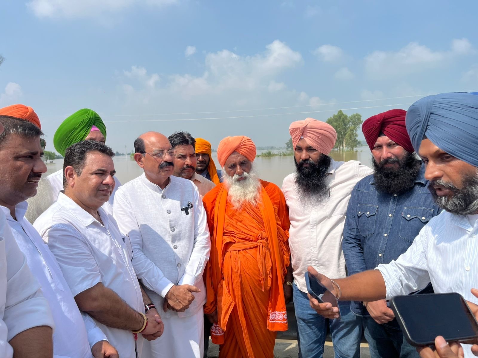 कैबिनेट मंत्री मोहिंदर भगत पहुंचे बाढ़ प्रभावित क्षेत्र में – राहत कार्यों का लिया जायज़ा