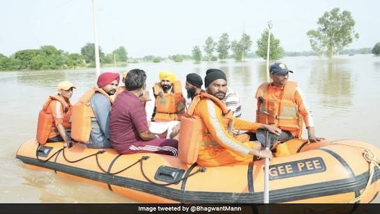 CM हो तो भगवंत मान जैसा; बाढ़ में फंसे लोगों के लिए दे दिया अपना सरकारी हेलीकॉप्टर, खुद बाढ़ वाले पानी में उतरे