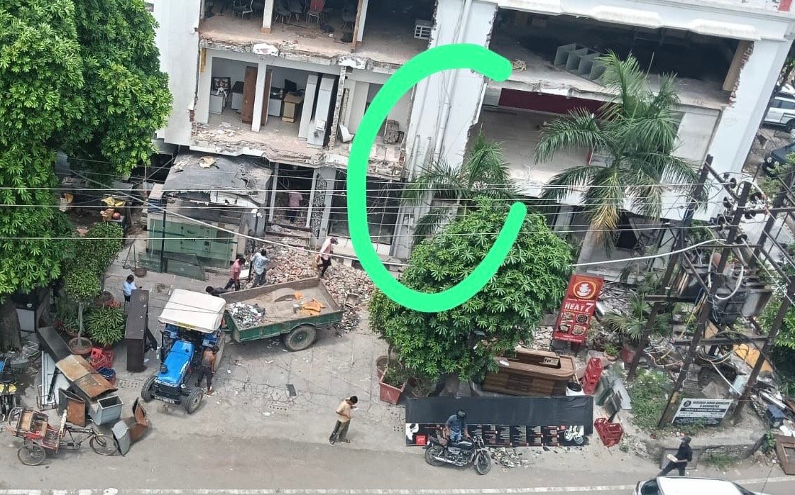 BANSAL Sweet Shop ने काट डालें दशकों पुराने पेड़