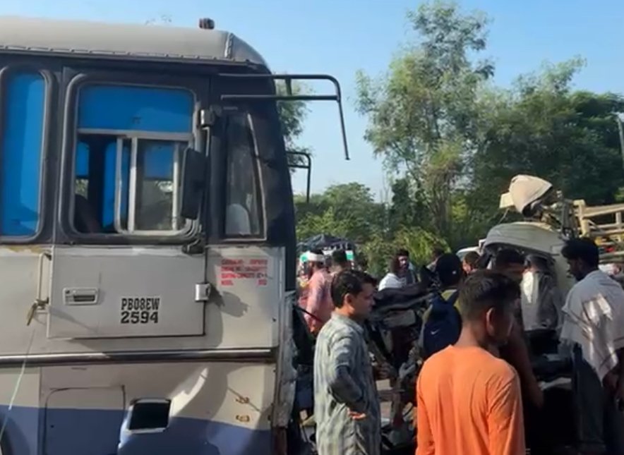 जालंधर में बस ड्राईवर को आई नींद,सड़क के दूसरी तरफ़ गई बस 3 लोगों की मौत