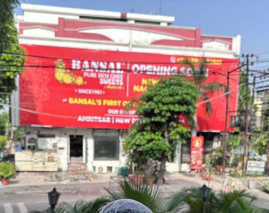HEAT 7 तोड़कर BANSAL स्वीट्स की नाजायज बिल्डिंग के खिलाफ हाईकोर्ट पहुंचे शिकायतकर्ता
