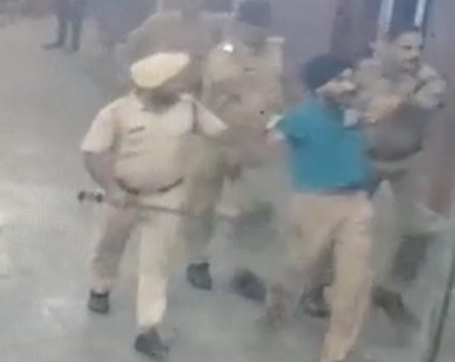 निहंगो से रेलवे स्टेशन पर माँगी टिकट तो निकाल ली तलवार,पुलिस मुलाजिम के पीछे भागे CCTV आई सामने
