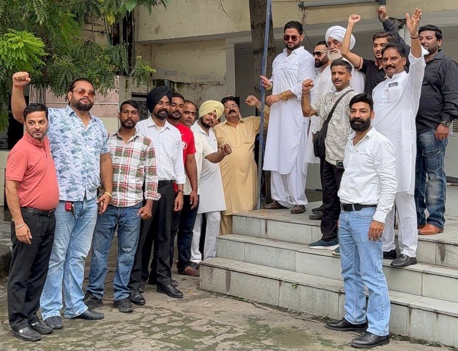 किंग हैरी ने 15 अगस्त पर झंडा फहराया अंध विद्यालय में की सेवा