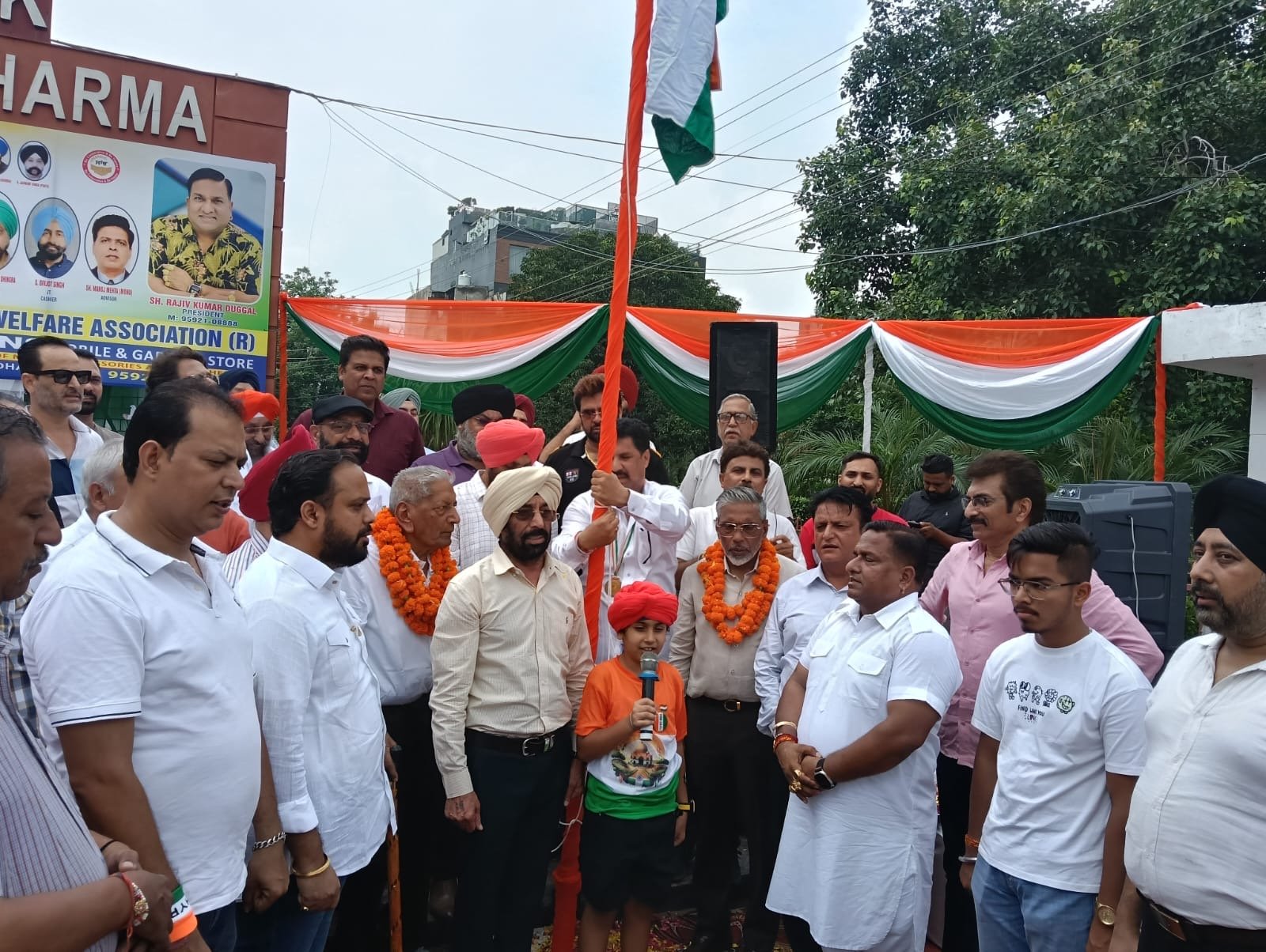 माडल टाउन मार्केट प्रधान दुग्गल ने साथियों सहित फहराया तिरंगा,शहीदों को किया नमन
