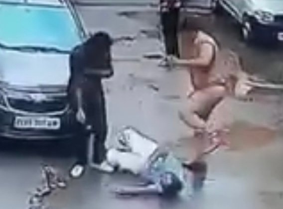 पत्रकार की बुरी तरह पिटाई- 2 सब-इंस्पेक्टरों ने गंदे पानी में फैंककर ऊपर से मारी लाते,थप्पड़ मार-मारकर ले गए,देखे VIDEO