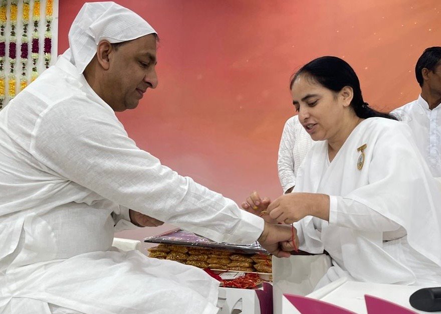 नितिन कोहली ब्रह्माकुमारी आश्रम पहुंचे बहनों से बंधवाई राखी