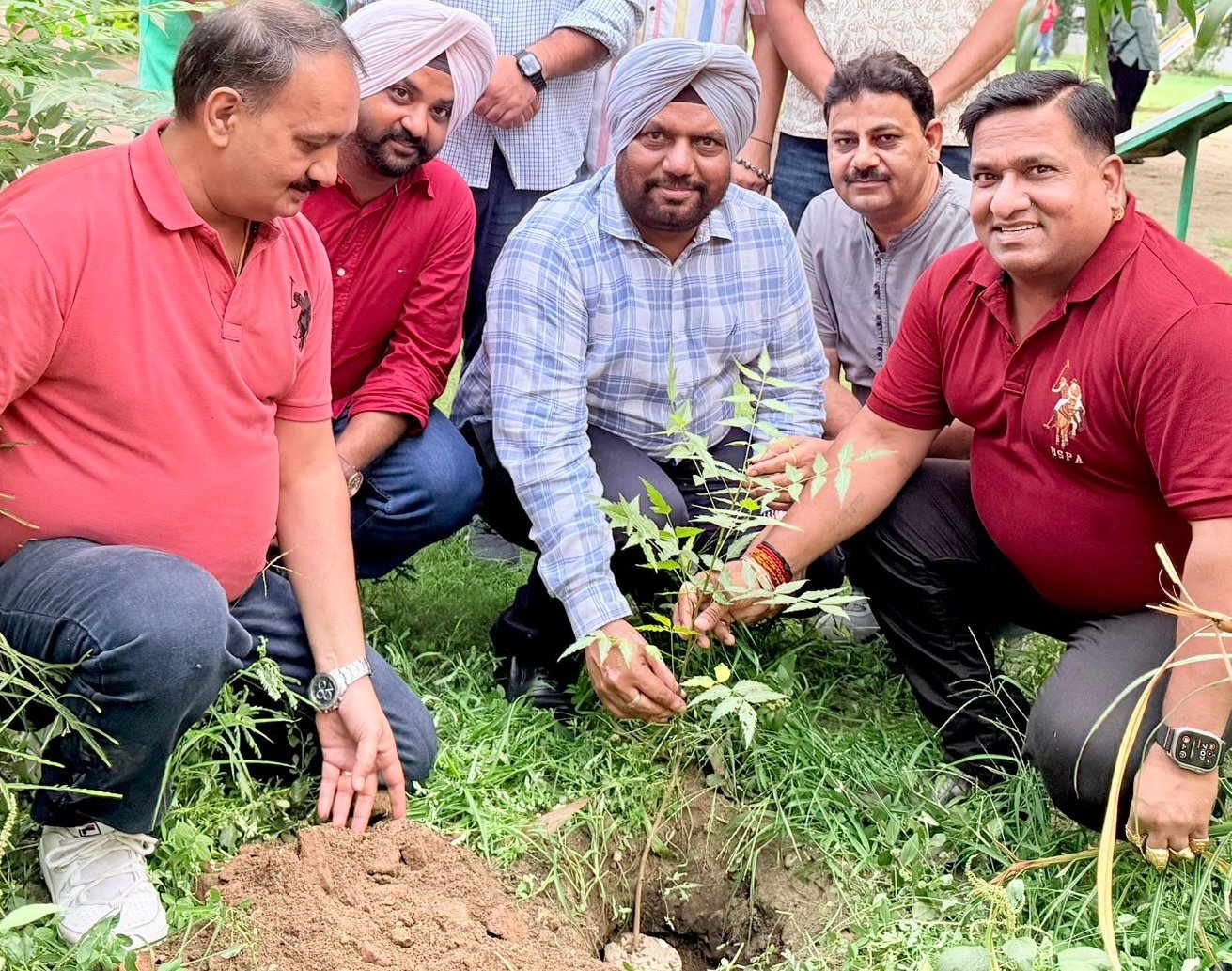 पेड़ लगाओ पर्यावरण बचाओ-वरिष्ठ पुलिस अधिकारी जगमोहन सिंह ने मॉडल टाउन के शिवानी पार्क में पौधारोपण किया