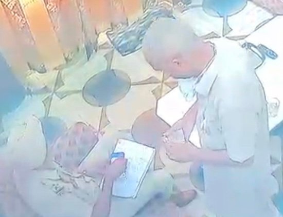 पुलिस मुलाजिम की करतूत,घर में जाकर ली रिश्वत CCTV में हुई क़ैद