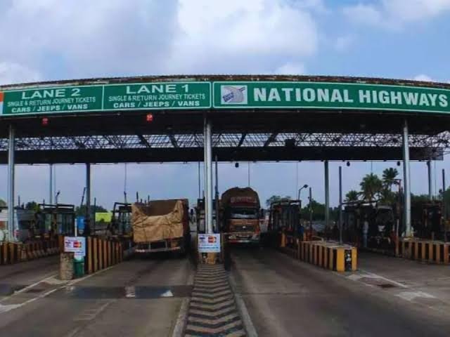बढ़ी खबर- हाईवे पर अब आधा टोल लगेगा:सरकार ने इसमें 50% की कटौती