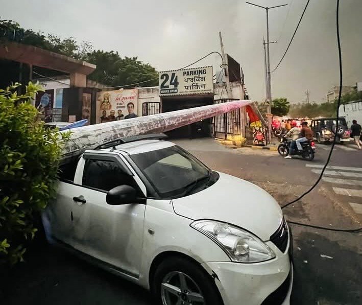 ऐसे मिली मौत-ATM से पैसे निकालने गया दोस्त,बाहर खड़े पर गिरा नगर निगम के बाहर लगा झंडे का पोल,हुई मौत