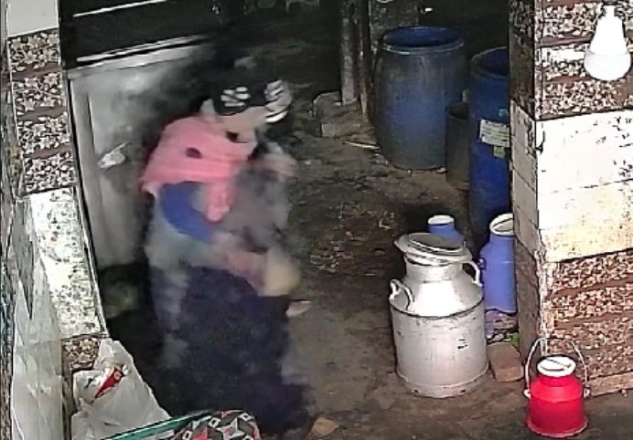 35 साल पुराना वर्कर रोज़ाना दूध की डेयरी से चुराता था 10 हज़ार,CCTV सामने आई तो हुई FIR