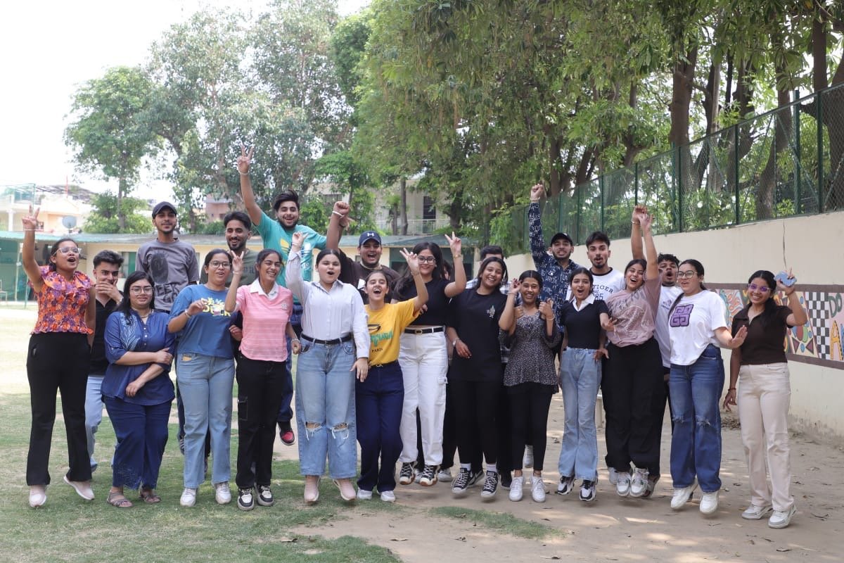 इनोसेंट हार्ट्स के विद्यार्थियों का सी.बी.एस.ई 12वीं कक्षा का शानदार परिणाम : तृषा अरोड़ा ने 99% अंकों के साथ किया टॉप