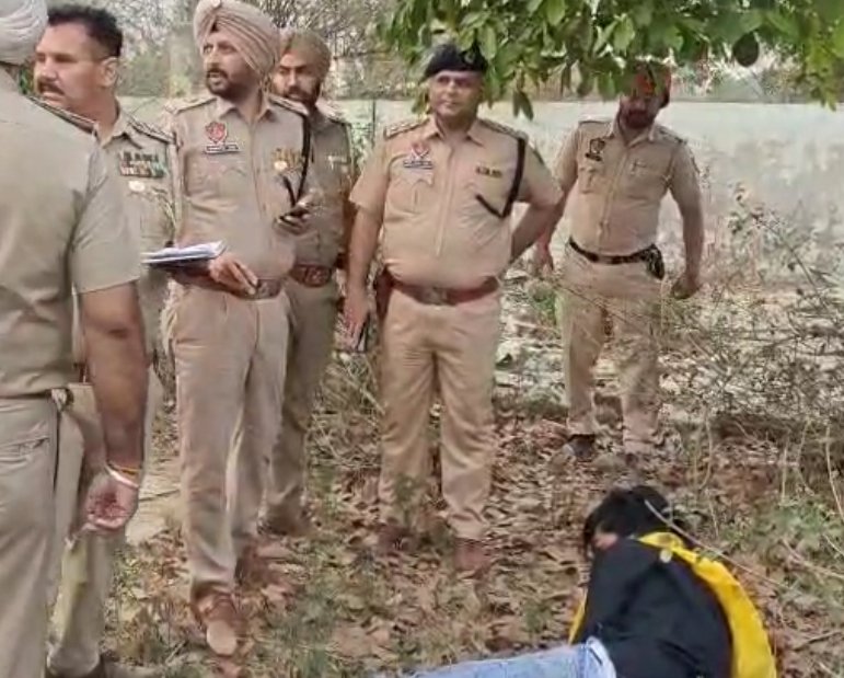 अपराधी ने पुलिस की स्कॉर्पियो गाड़ी पर चलाई गोली,बाल-बाल बचे,फिर अपराधी पर हुए फायर