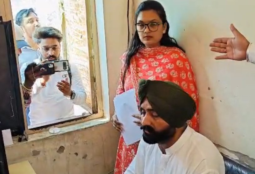 पंजाब के तीन बढ़े पुलिस अधिकारियों पर एक्शन के बाद जालंधर पहुंचे ट्रांसपोर्ट मंत्री लालजीत भुल्लर, देखें वीडियो