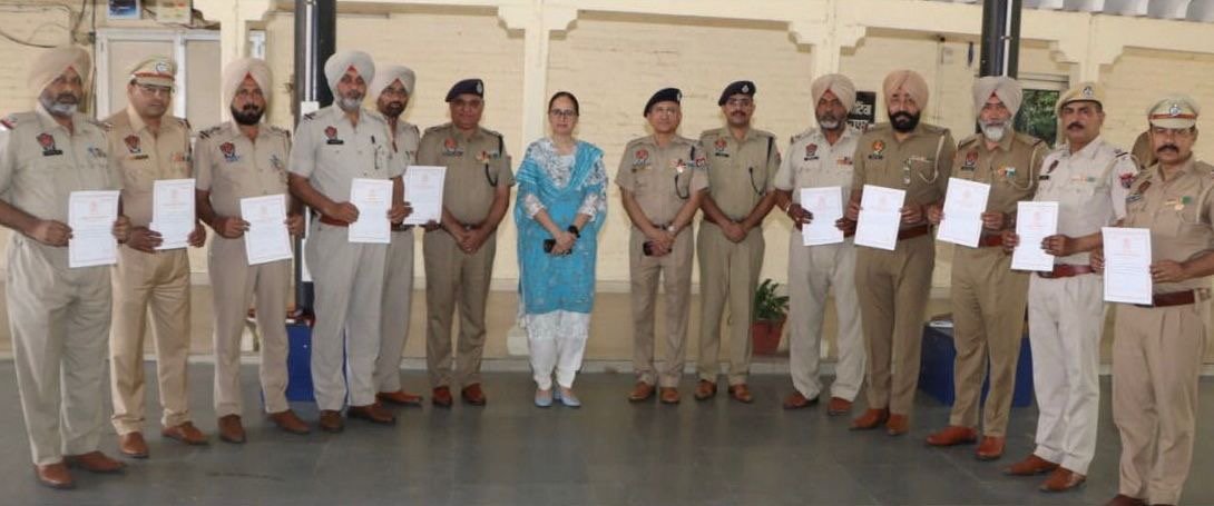 नशे के खिलाफ जंग लड़ने वाले पुलिस कर्मियों को सीपी धनप्रीत कौर ने किया सम्मानित