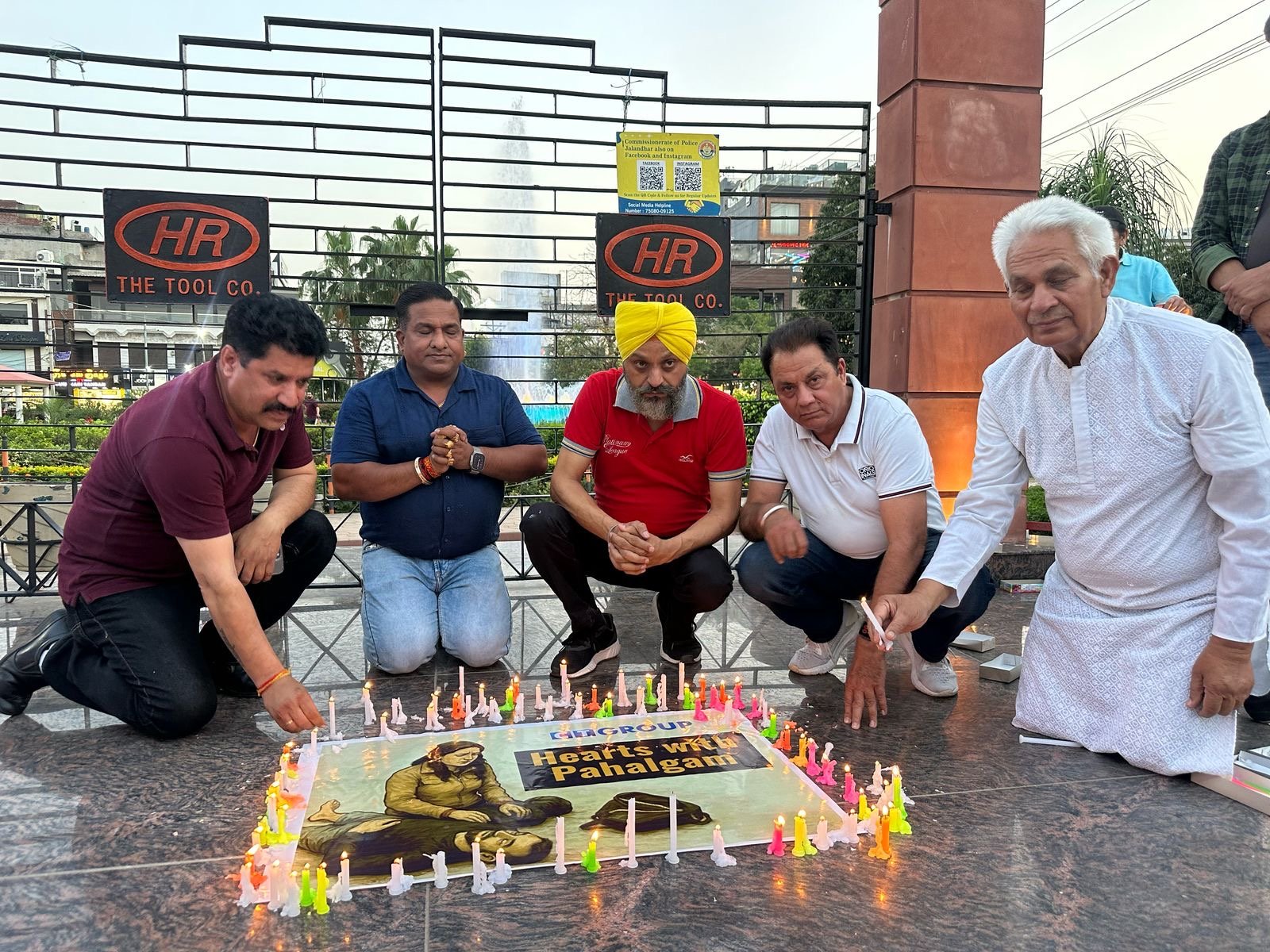 माडल टाउन मार्केट कमेटी प्रधान राजीव दुग्गल ने पहलगाम हमले में मृतकों की याद में जलाई कैंडल,रखा मौन