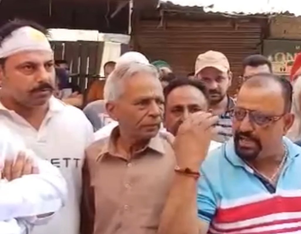 कार पर प्रेस लिखा था-भाजपा नेता से की लूट,पुलिस ने आरोपी पकड़कर किसी की गांरटी पर छोड़े,अब आरोपी छुड़वाने वाला भी नहीं उठा रहा पुलिस का फ़ोन