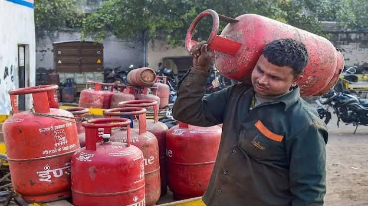 पैट्रोल-डीज़ल की क़ीमतों के बाद अब घरेलू गैस के दामों में भारी बढ़ोतरी