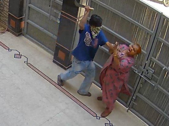 गेट खुला देख घर में घुसा लुटेरा,फिर लूट ली महिला,देखें CCTV