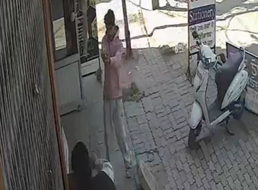 ज्वैलर को दुकान खोलते ही लुटेरे ने मारी गोली,CCTV में हुआ क़ैद