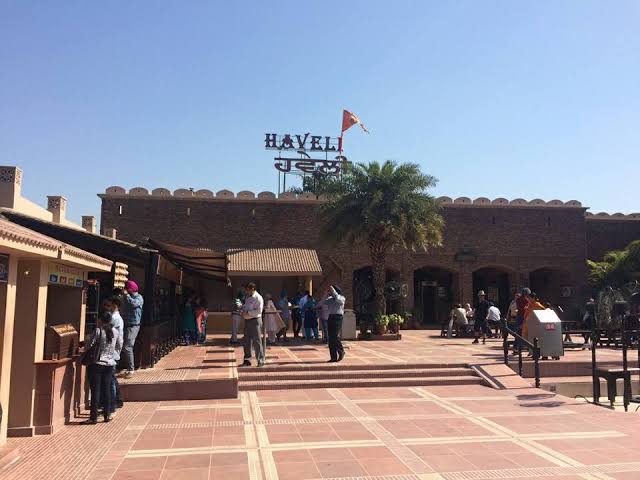 HAVELI में खाना खाने आया परिवार-सलाद में से निकले कॉकरोच
