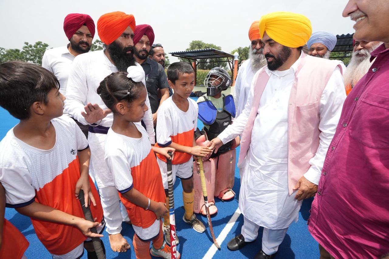 मुख्यमंत्री भगवंत सिंह मान ने जालंधर में खेलों को प्रोत्साहित करने के लिए दिया बड़ा तोहफा, गांव सीचेवाल के संत अवतार सिंह मेमोरियल हॉकी स्टेडियम में एस्ट्रोटर्फ का किया उद्घाटन